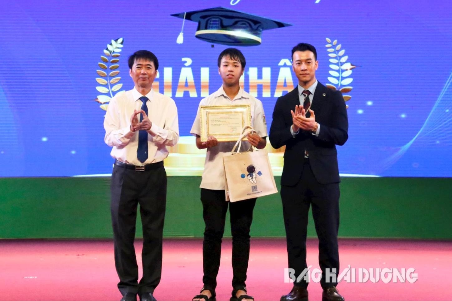 Ban tổ chức trao giải nhất cấp tỉnh cho học sinh có thành tích xuất sắc