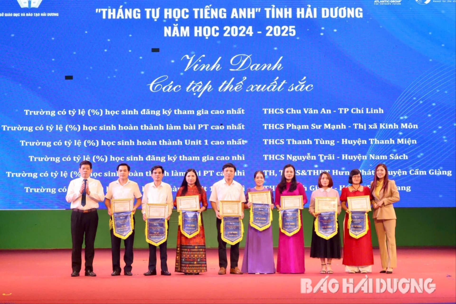 Ban tổ chức khen thưởng cho các tập thể có thành tích tiêu biểu trong “Tháng tự học tiếng Anh”