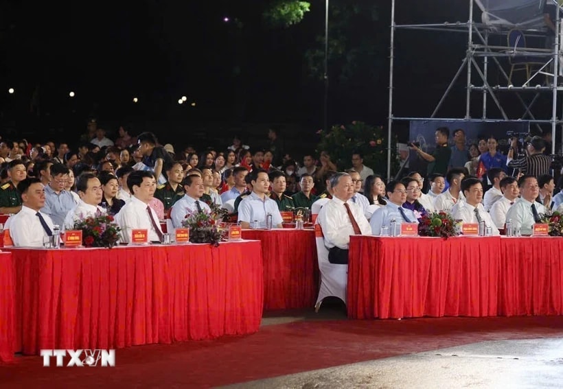 Tổng Bí thư Tô Lâm, Chủ tịch nước Lương Cường, Thủ tướng Phạm Minh Chính, Chủ tịch Quốc hội Trần Thanh Mẫn cùng các đồng chí Lãnh đạo Đảng, Nhà nước dự chương trình. (Ảnh: Thống Nhất/TTXVN)