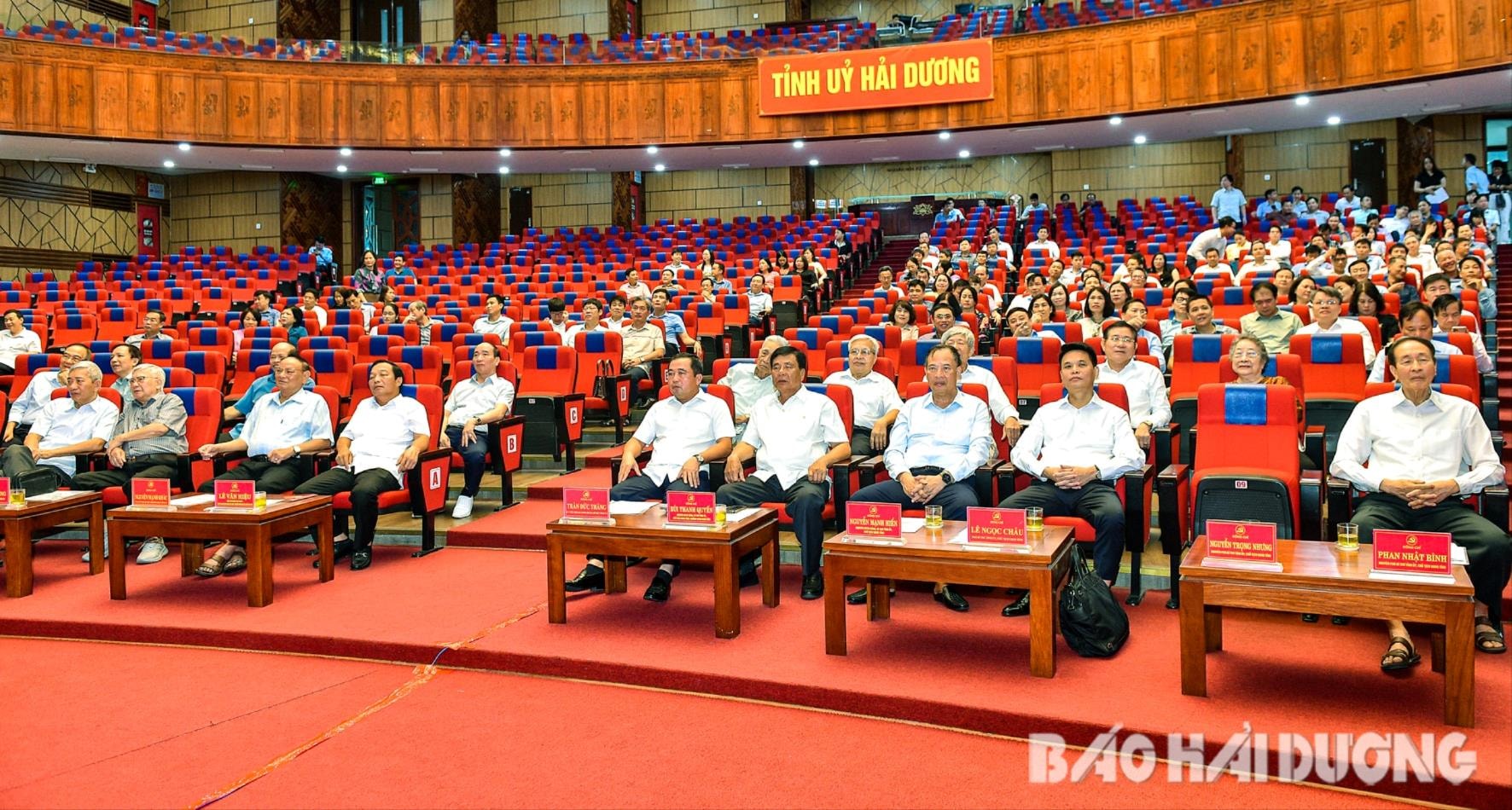 Các đồng chí lãnh đạo, nguyên lãnh đạo tỉnh Hải Dương dự hội nghị tại điểm cầu Trung tâm văn hóa Xứ Đô