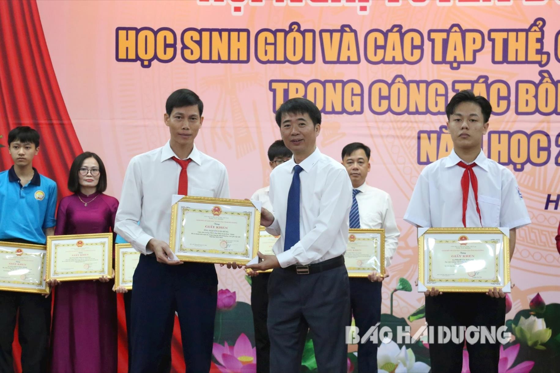 do-duy-hung-khen-hoc-sinh-gioi-cap-tinh(1).jpg