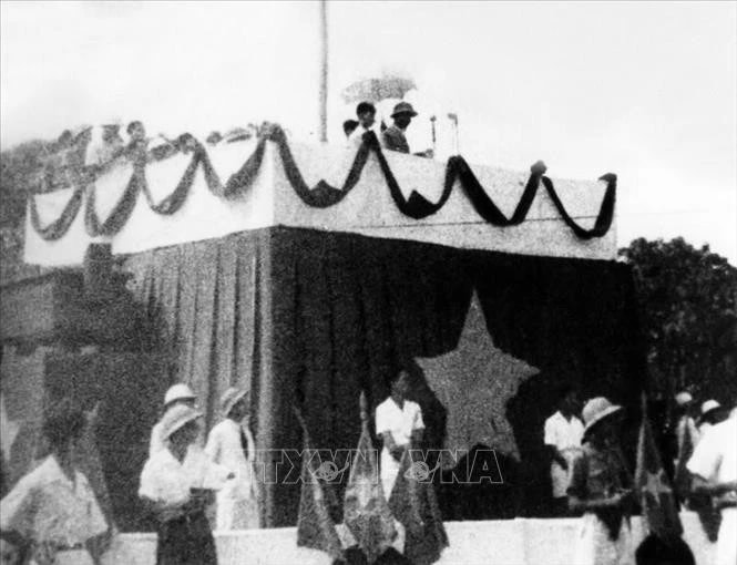 On the morning of September 2, 1945, at Ba Dinh Square in Hanoi, President Ho Chi Minh reads the Declaration of Independence, giving birth to the Democratic Republic of Vietnam, affirming before the people and the whole world: “Vietnam has the right to enjoy freedom and independence, and in fact has become a free and independent country. The entire Vietnamese people are determined to devote all their spirit and strength, their lives and property to maintain that freedom and independence.” (Photo: VNA)
