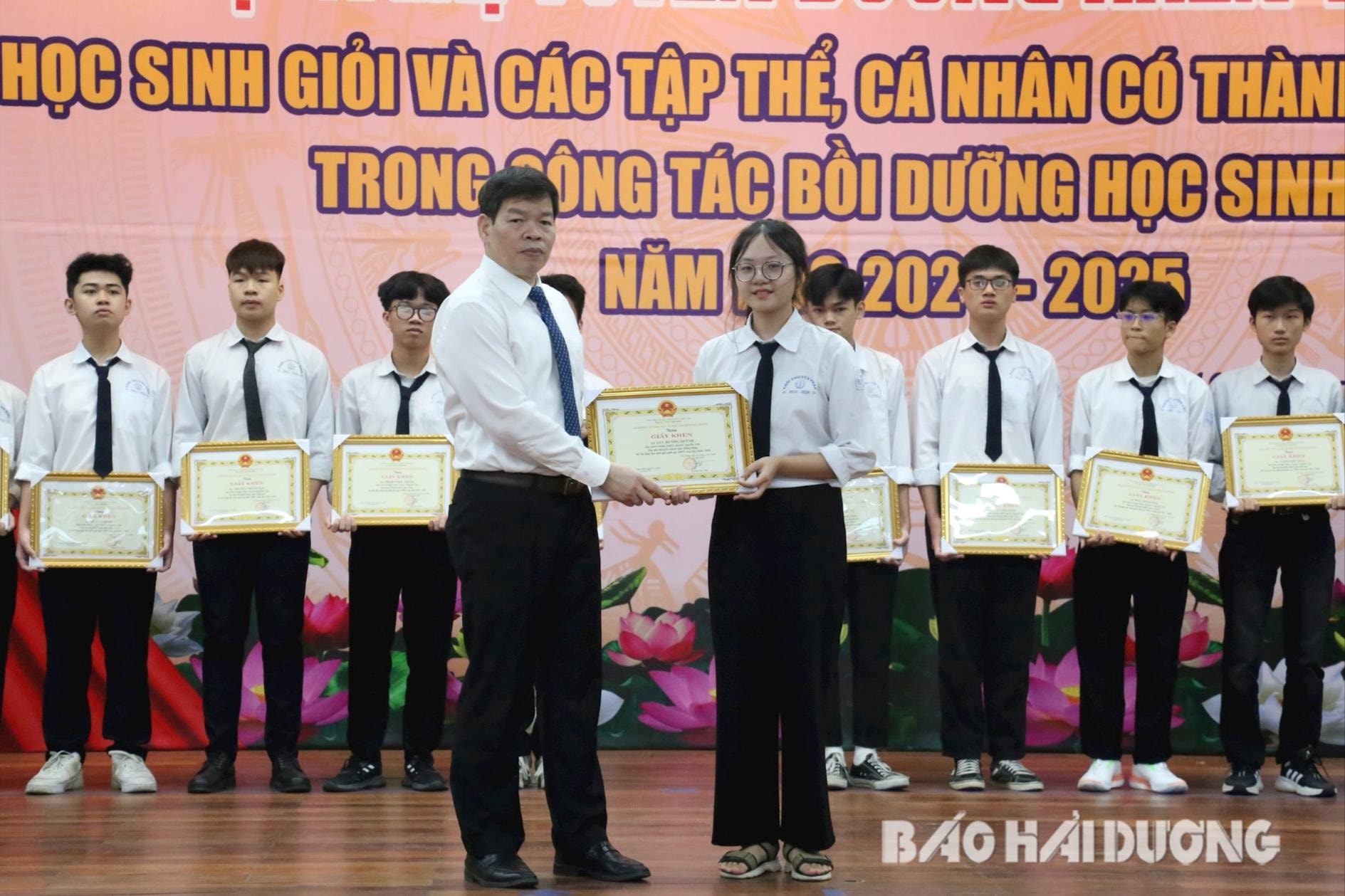 giam-doc-so-giao-duc-khuyen-khich(1).jpg