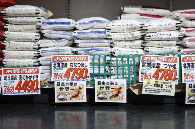 Giá gạo tại một siêu thị ở Koshigaya, tỉnh Saitama, ngày 21/4. Ảnh: Kyodo