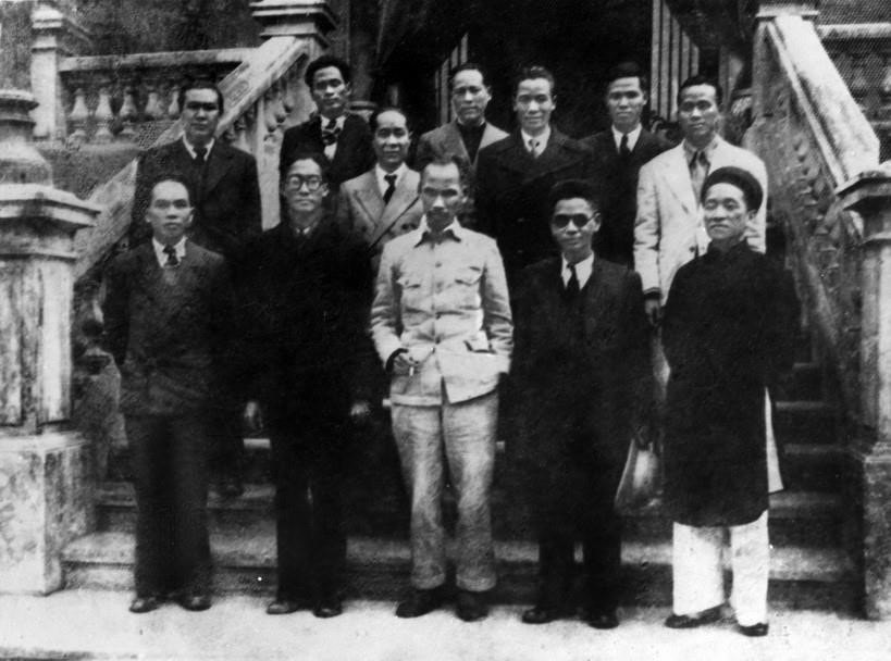 President Ho Chi Minh and members of the Provisional Government Council of the Democratic Republic of Vietnam introduce themselves after the first meeting, on the morning of September 3, 1945. (Photo: VNA)