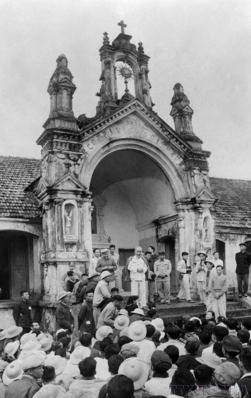 President Ho Chi Minh visits and talks with Catholics in Thach Bich village, Bich Hoa commune, Thanh Oai district, Ha Dong province (now Hanoi) on December 5, 1959. (Photo: VNA)