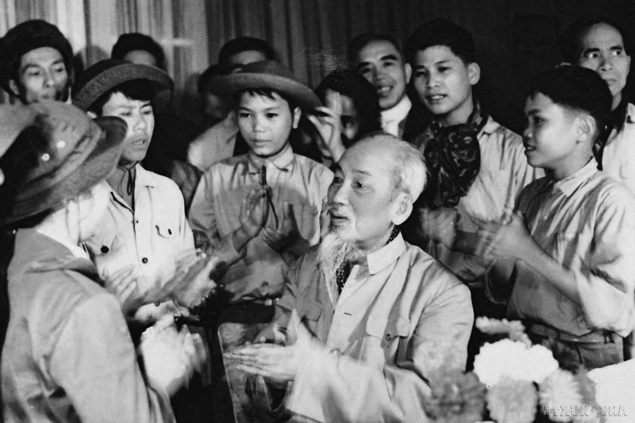 Uncle Ho meets with young heroes from the South at the Presidential Palace in 1968. (Photo: VNA)