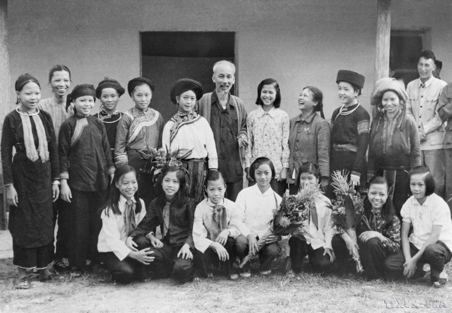President Ho Chi Minh with women and children delegates of ethnic groups in Lao Cai province, September 23, 1958. (Photo: VNA)