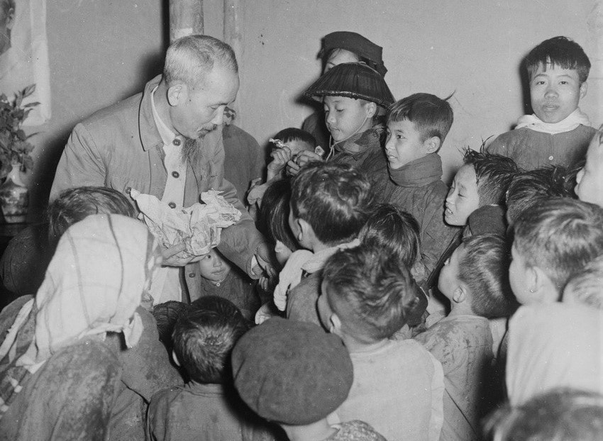 Uncle Ho distributes candy to children in Tien Phong commune, Binh Xuyen district, Vinh Phuc province, during his visit to the locality in Lunar New Year festival, 1956. (Photo: VNA)