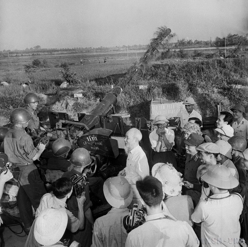 President Ho Chi Minh visits anti-aircraft artillery troops who are protecting the capital, September 25, 1966. (Photo: VNA)