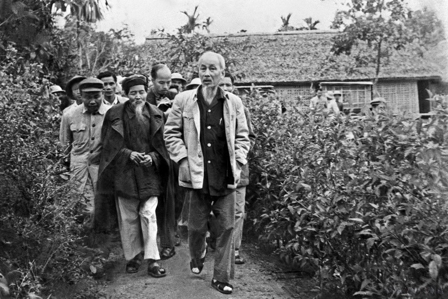 President Ho Chi Minh visits his home in Sen village, Kim Lien commune, Nam Dan district, Nghe An (December 1961). (Photo: VNA)