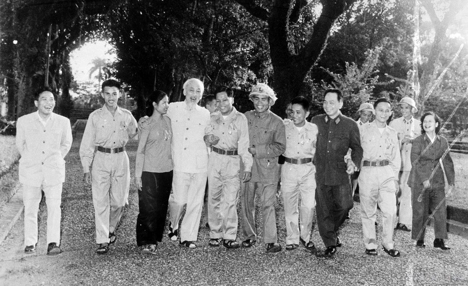 President Ho Chi Minh and heroes and emulation soldiers of the People's Armed Forces of the Southern Liberation Army, who are on a visit to the North (Hanoi, November 15, 1965). (Photo: VNA)