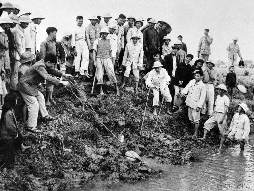 President Ho Chi Minh bails water to fight drought with farmers in Dai Thanh commune, Ha Dong province (now Hanoi) on January 12, 1958. (Photo: VNA)
