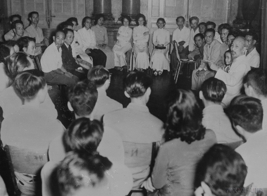President Ho Chi Minh receives and talks intimately with overseas Vietnamese in France, who return to Vietnam to participate in the national construction cause, in October 1956. (Photo: VNA)