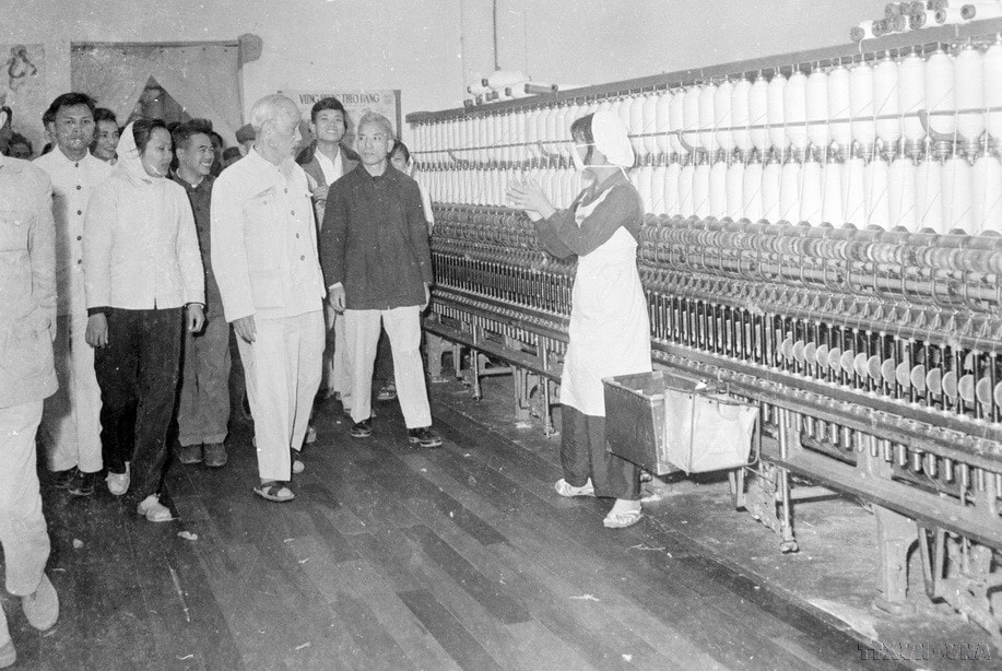 President Ho Chi Minh attends the inauguration ceremony of the March 8 Textile Factory. He visits several workshops and talks to workers at the factory on March 8, 1965. (Photo: VNA)