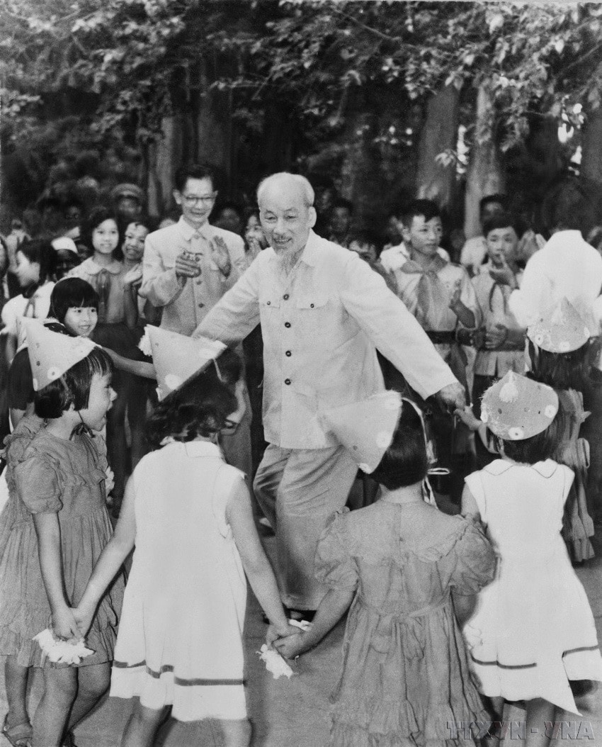 Uncle Ho dances and sings with children at the Presidential Palace on the occasion of International Children's Day on June 1, 1960. (Photo: VNA)