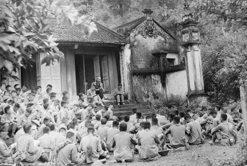 President Ho Chi Minh talks to officers and soldiers of the Vanguard Army Corps at the Hung Kings Temple, before the unit takes over the capital of Hanoi. There he says: “The Hung Kings had the merit of founding the country, you and I must work together to protect it”. (Phu Tho, September 19, 1954). (Photo: VNA)