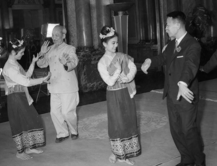 President Ho Chi Minh and King of Laos Xavang Vatthana dance and sing with actors in Hanoi, March 12, 1963. (Photo: VNA)