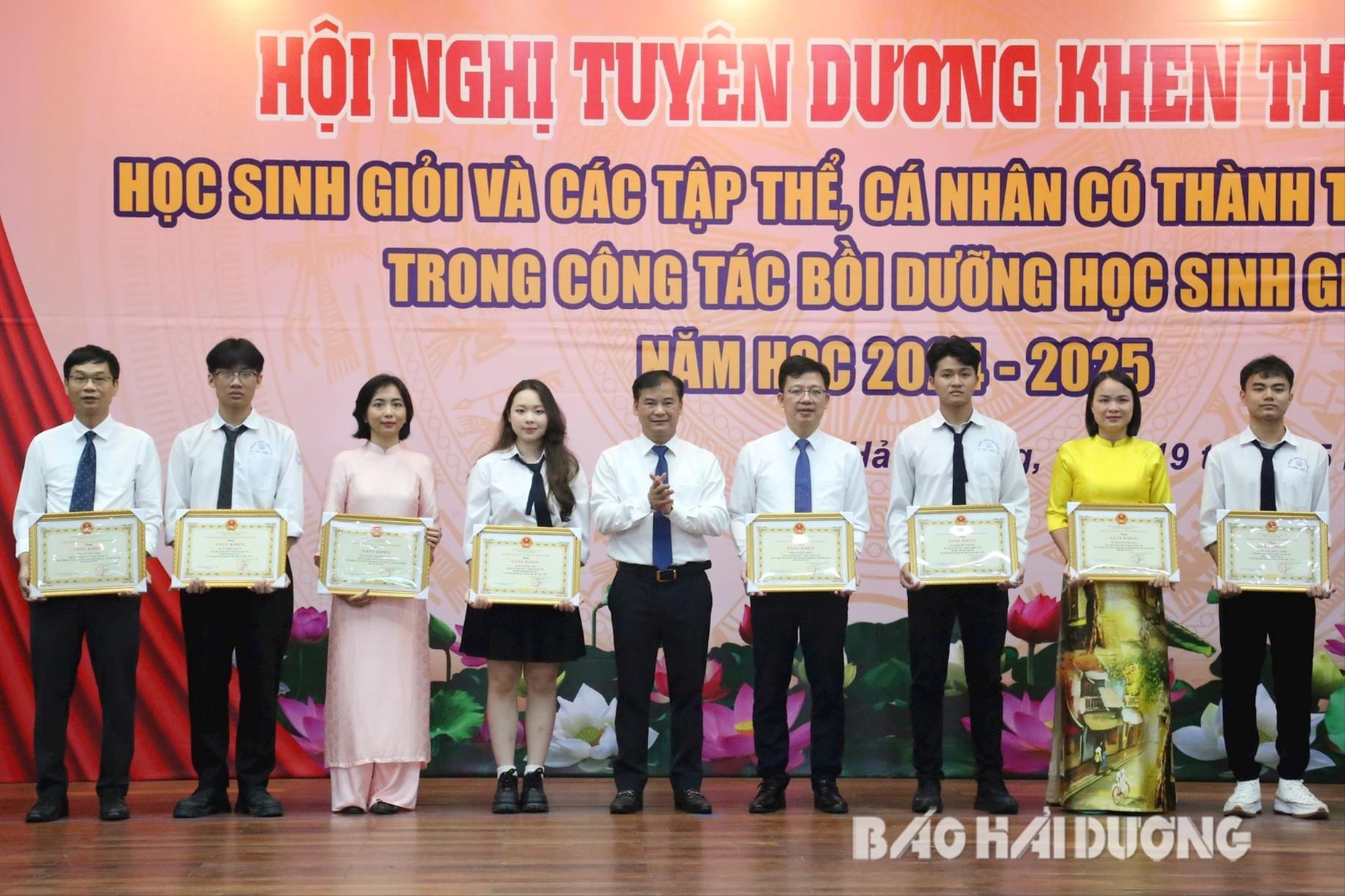 pham-hong-quan-khen-hoc-sinh-cap-tinh(1).jpg