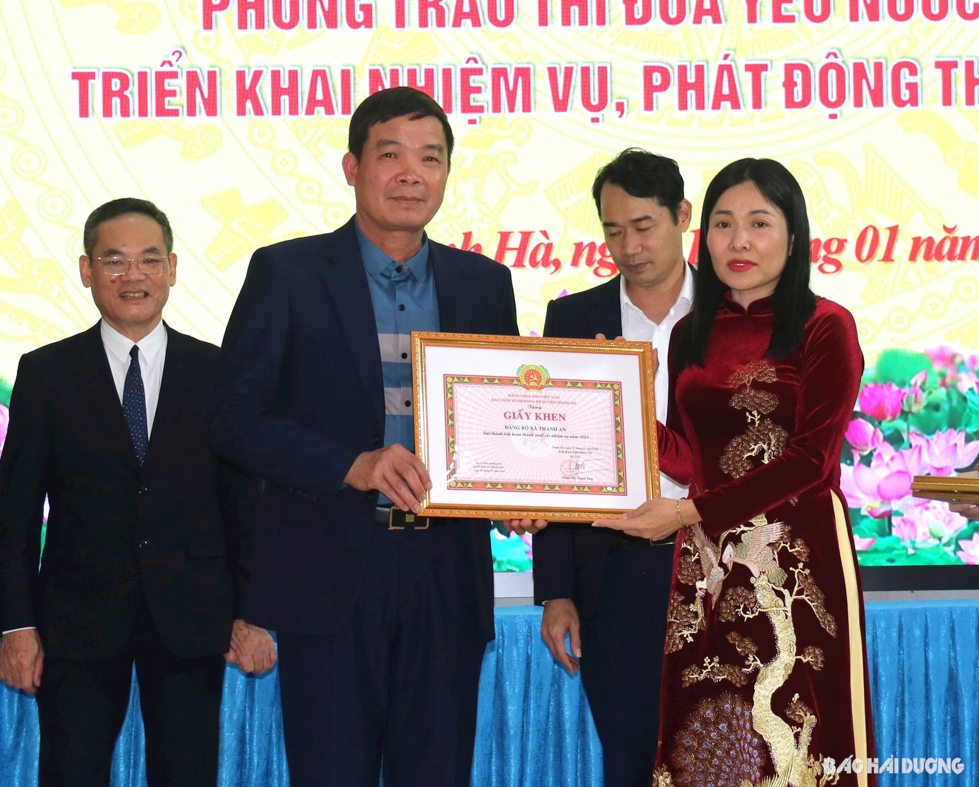 trao-khen.jpg