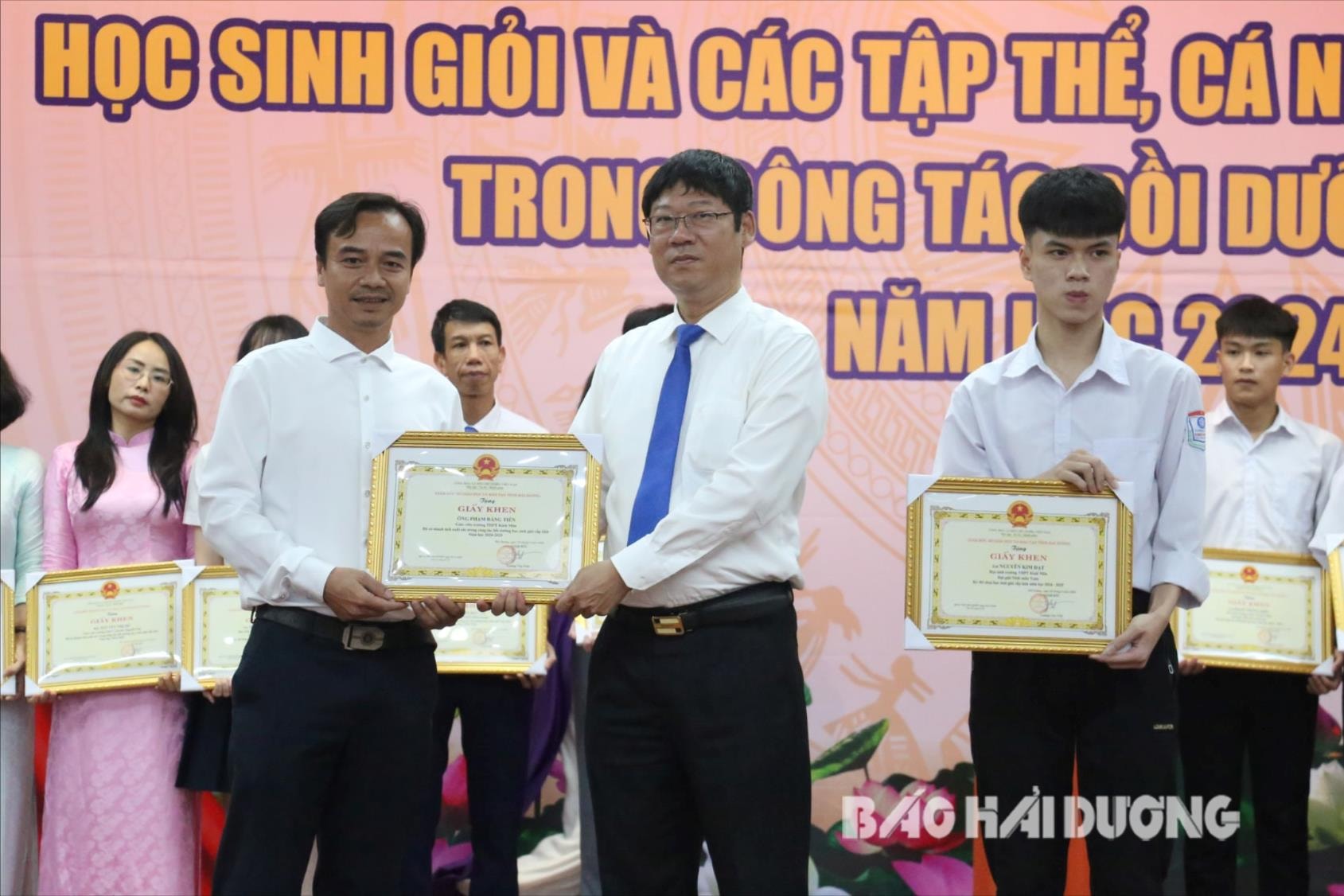 vu-tri-quang-khen-hoc-sinh-gioi-cap-tinh(1).jpg