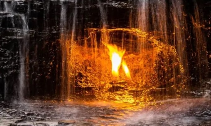 Ngọn lửa vĩnh cửu ở thác Eternal Flame. Ảnh: Wirestock Creators