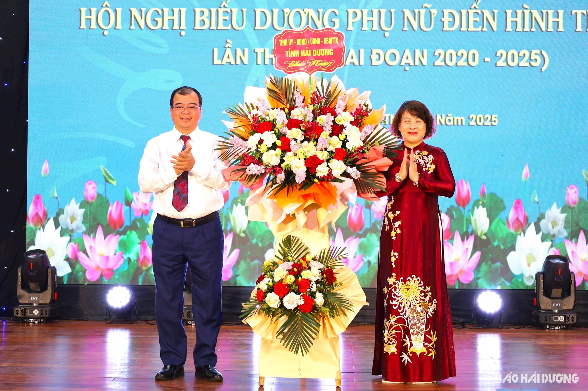 pho-chu-tich-tang-hoa-chuc-mung.jpg