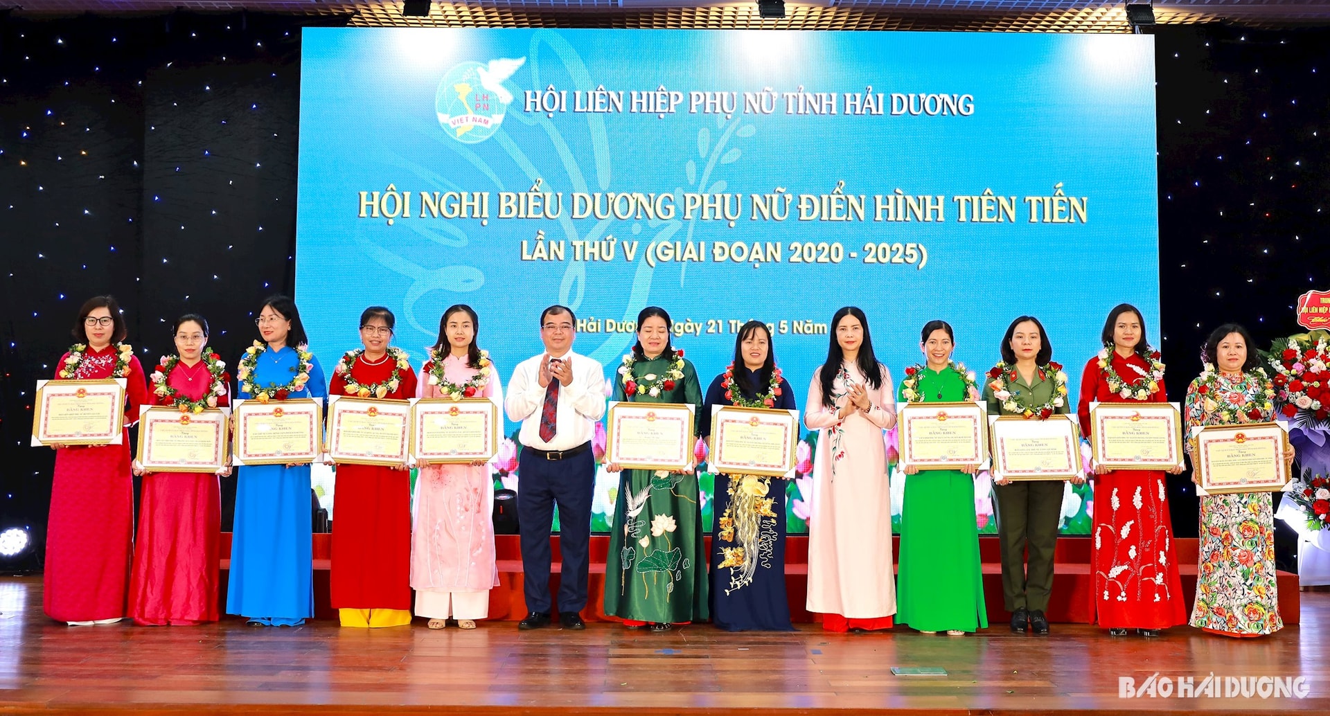 tang-bang-khen.jpg