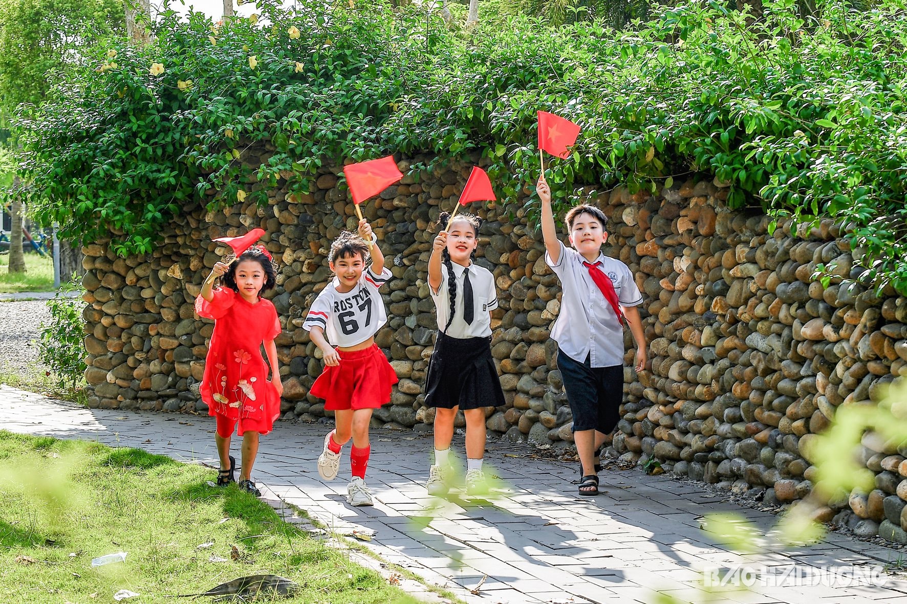 Ảnh trang 1: Trẻ em được quan tâm đầu tư phát triển toàn diện. Ảnh: THÀNH CHUNG
