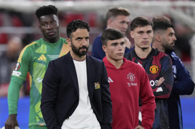 HLV Ruben Amorim và các cầu thủ Man Utd thất vọng sau khi thua Tottenham 0-1 ở chung kết trên sân San Mames, Bilbao, Tây Ban Nha ngày 21/5. Ảnh: AP