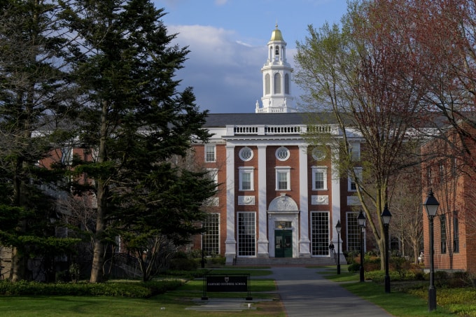 Khuôn viên Trường Kinh doanh Đại học Harvard ở Cambridge, bang Massachusetts ngày 15/4. Ảnh: Reuters