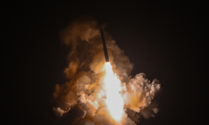 Tên lửa Minuteman III trong vụ phóng thử rạng sáng 21/5. Ảnh: AFGSC