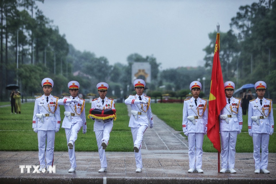 Đội tiêu binh thực hiện các nghi thức treo cờ rủ Lễ Quốc tang nguyên Chủ tịch nước Trần Đức Lương. (Ảnh: Tuấn Anh/TTXVN)