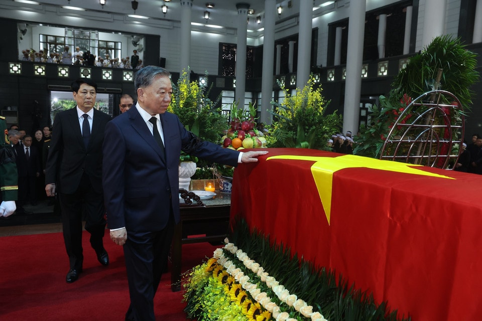The delegation of the Party Central Committee, led by General Secretary To Lam, pays tribute to former President Tran Duc Luong. (Photo: VNA)