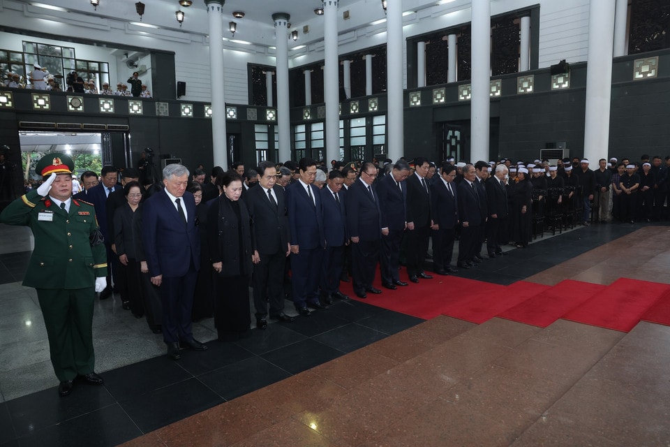 The delegation of the Party Central Committee, led by General Secretary To Lam, pays tribute to former President Tran Duc Luong. (Photo: VNA)