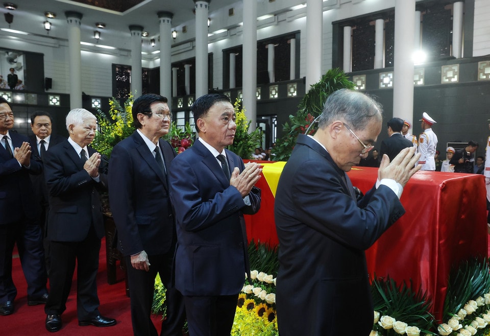 The delegation of the Party Central Committee, led by General Secretary To Lam, pays tribute to former President Tran Duc Luong. (Photo: VNA)