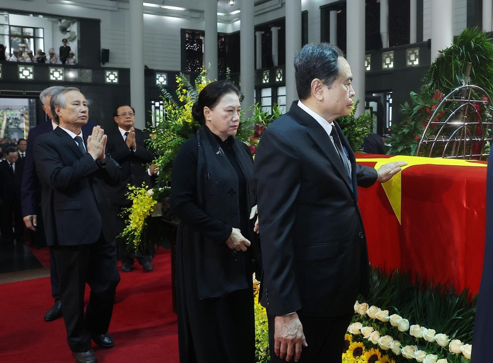 The delegation of the Party Central Committee, led by General Secretary To Lam, pays tribute to former President Tran Duc Luong. (Photo: VNA)