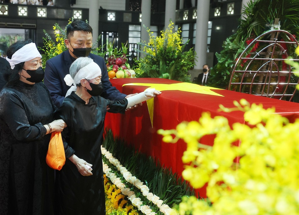 Family members beside the coffin of former President Tran Duc Luong. (Photo: VNA)