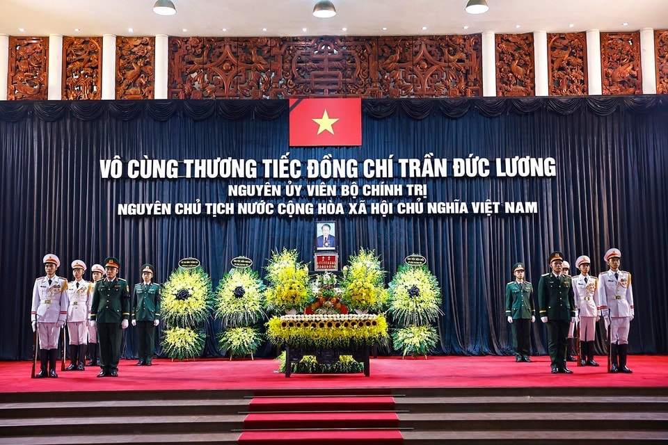The coffin of former President Tran Duc Luong lies in state at the National Funeral Hall, No. 5 Tran Thanh Tong Street, Hanoi. (Photo: VNA)