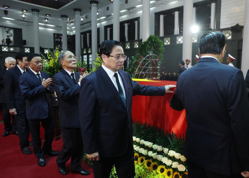 The delegation of the Party Central Committee, led by General Secretary To Lam, pays tribute to former President Tran Duc Luong. (Photo: VNA)