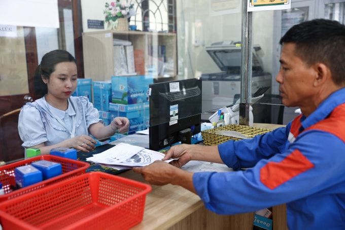 Cán bộ, nhân viên UBND phường Phước Long A, TP Thủ Đức xử lý các thủ tục hành chính cho người dân, tháng 5/2025. Ảnh: Quỳnh Trần
