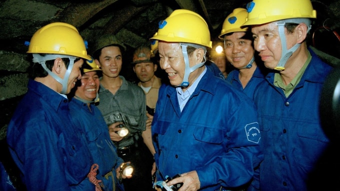 Chủ tịch nước Trần Đức Lương gặp gỡ công nhân Công ty Than Khe Chàm đang khai thác than trong hầm lò, năm 2002. Ảnh: TTXVN