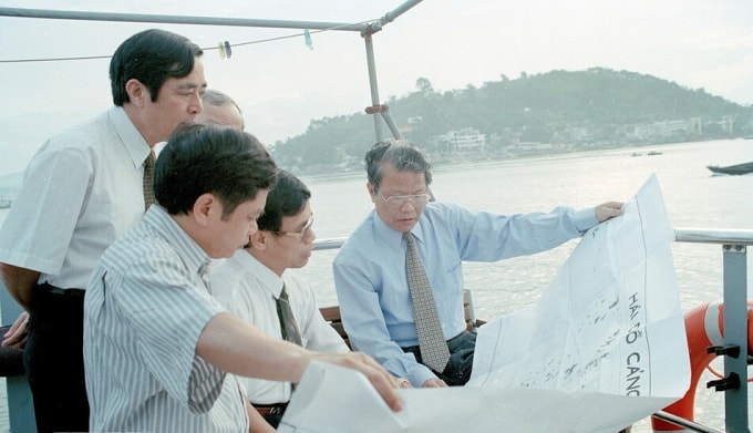 Chủ tịch nước Trần Đức Lương kiểm tra quy hoạch Vịnh Hạ Long, nhằm đảm bảo phát triển kinh tế và bảo vệ cảnh quan môi trường, 15/10/1997. Ảnh: TTXVN