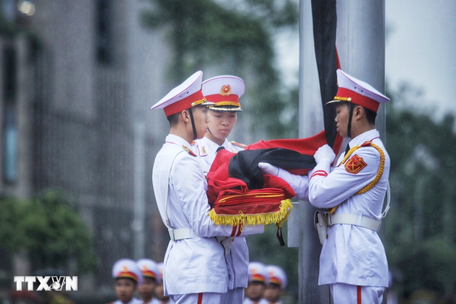 Trang nghiêm lễ treo cờ rủ Quốc tang nguyên Chủ tịch nước Trần Đức Lương