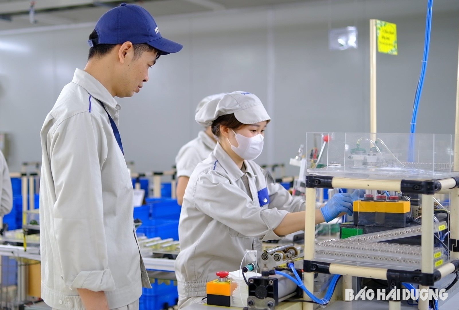 Anh bao in trang 1: Nhờ bảo đảm an toàn trong các khâu sản xuất, công nhân Công ty TNHH Proterial Việt Nam yên tâm làm việc