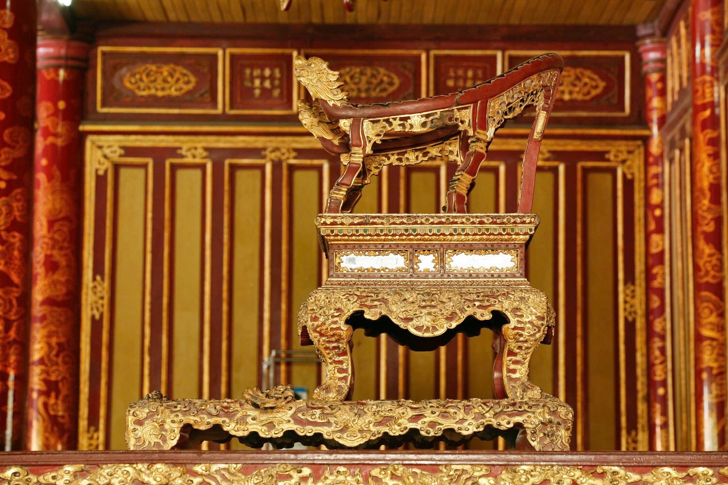 Đây là chiếc ngai vàng duy nhất còn tồn tại tại Việt Nam với tính nguyên bản cao, chưa từng rời khỏi điện Thái Hòa suốt hơn 200 năm qua, kể cả trong những thời khắc biến động của lịch sử.