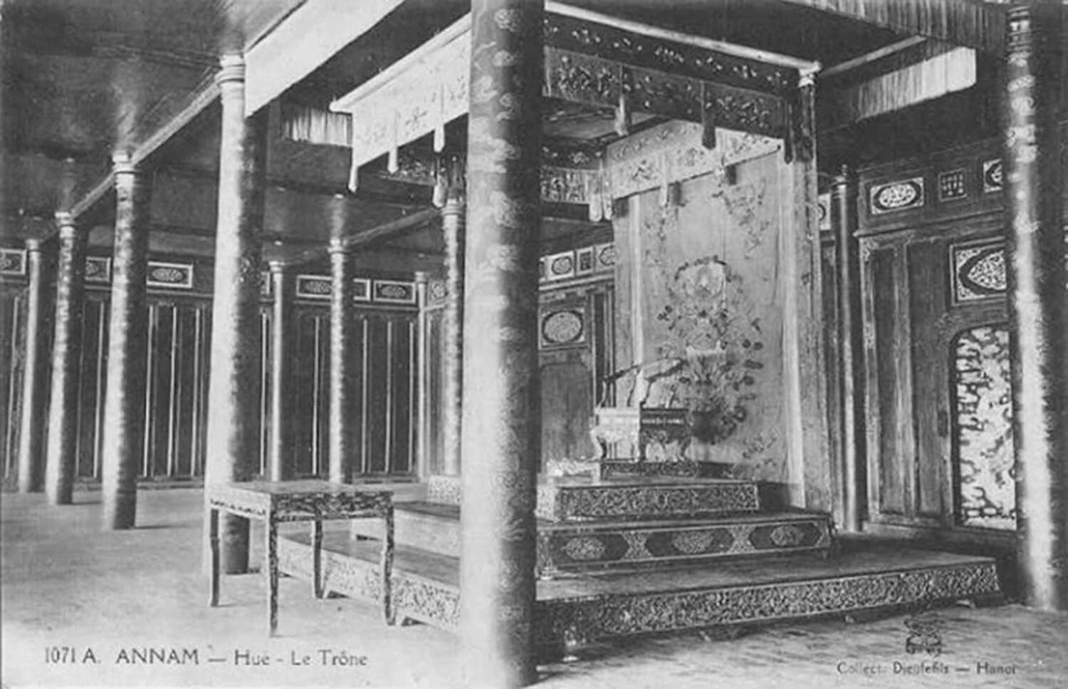 Sự hiện diện nguyên bản của ngai tạo nên “bảo tàng sống” – nơi du khách không chỉ ngắm nhìn cổ vật mà còn cảm nhận được không khí linh thiêng, nghiêm trang của triều đình phong kiến.
