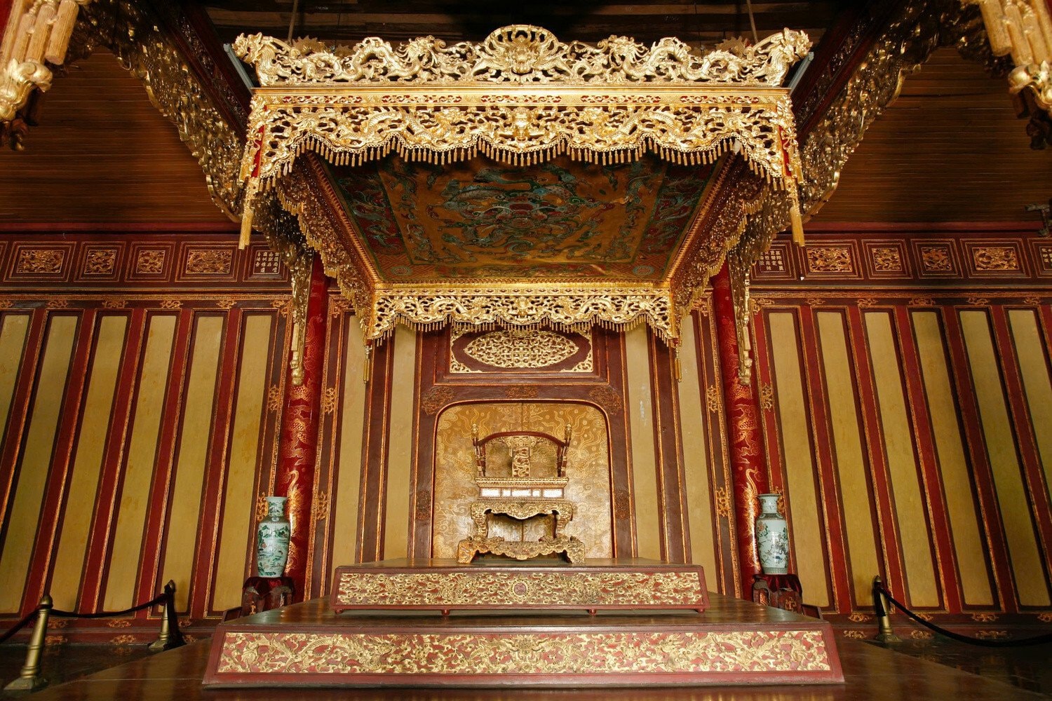 Chiều 24/5, một người đàn ông khi tham quan điện Thái Hòa (Đại Nội Huế) trèo qua hàng rào bảo vệ, dùng vật cứng đập gãy một số phần của ngai vàng triều Nguyễn – hiện vật được công nhận là Bảo vật quốc gia.