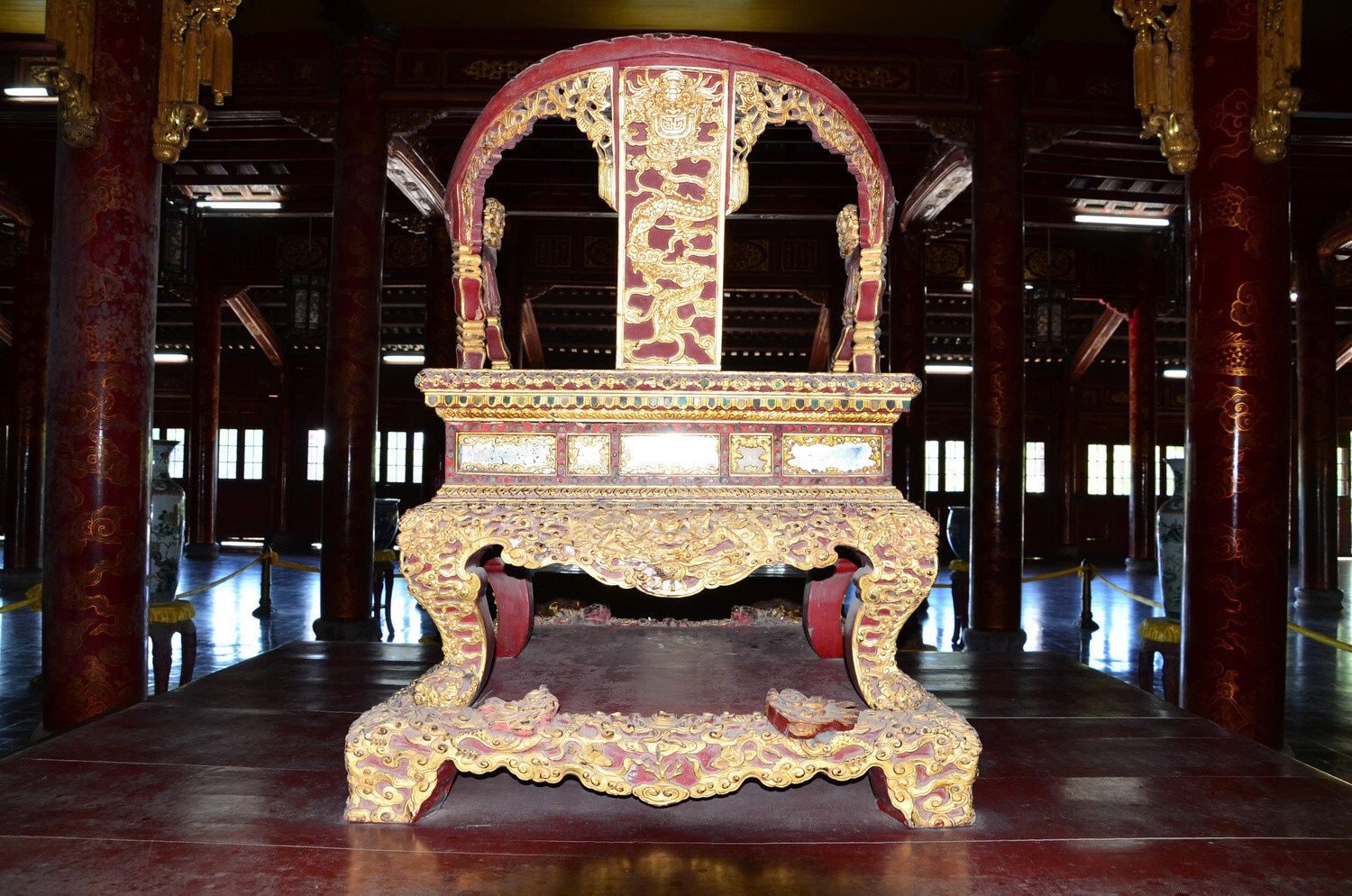 Ngai vàng có kích thước, chiều cao 101 cm, dài 87 cm, rộng 72 cm. Phần đế của ngai vàng dài 118 cm, rộng 90 cm, cao 20 cm.