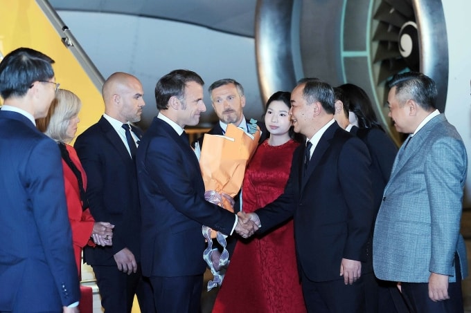 Chủ nhiệm Văn phòng Chủ tịch nước Lê Khánh Hải đón Tổng thống Emmanuel Macron và phu nhân. Ảnh: TTXVN